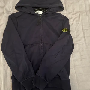 Stone island Zip hoodie  - Säljer nu min gamla Stone island zip hoodie i Navy blå. Storlek 142.  Nypris NK 1800 