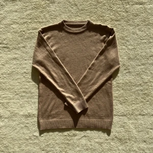 100% Kashmir tröja  - 100% Kashmir tröja från min kompis företag! | Size - Står L men passar S | Skick - 10/10 aldrig använd | Vid eventuella frågor eller funderingar tveka inte att höra av dig! // Lorenzo