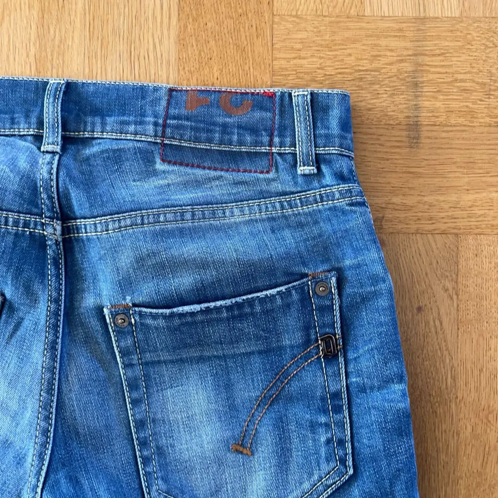 Hej! Säljer ett bar riktigt feta don dup jeans med snygga slitningar. Dom är i bra skick och i storlek 31. Vid frågor och funderingar är det bara att höra av sig.. Jeans & Byxor.