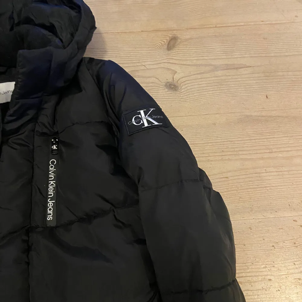 En jättefin calvin klein jacka i storlek 16 år 170 cm. bra skick och inte använd alls många gånger. Modell essential puffer. Kontakta gärna mig vid frågar!🥰. Jackor.