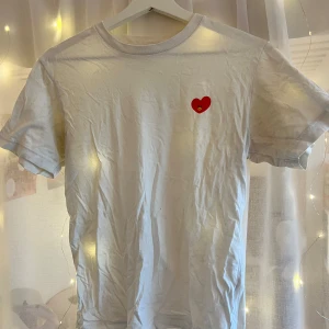 BTS Uniqlo Collab tröja - BT21 collab med uniqlo från några år sedan. Använd men i gott skick. Säljes då det ej används mer.