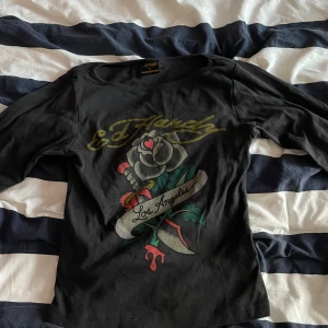 Supersnygg Ed Hardy tröja💘 - Köpte denna för ca ett halvt år sen på Urban outfitters men säljer då den inte kommer till användning, orginalpris ca 550💗 Färgen skulle jag säga är svart/grå och storleken är L men skulle mer säga att den sitter som M💘