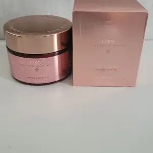 Bodycream använd lite. Hinner inte amvända mycket då jag har andra. Doftljus nästan ny. Doftar så otroligt bra. Limited edition, finns inte i butik