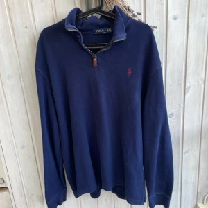 Ralph lauren half zip - Säljer denna varma Ralph Lauren half zip nu perfekt till höst o vintern. Storlek xl. Skick 8/10. Kan gå ner i pris vid snabb affär. Hör av dig vid minsta fundering!🤩