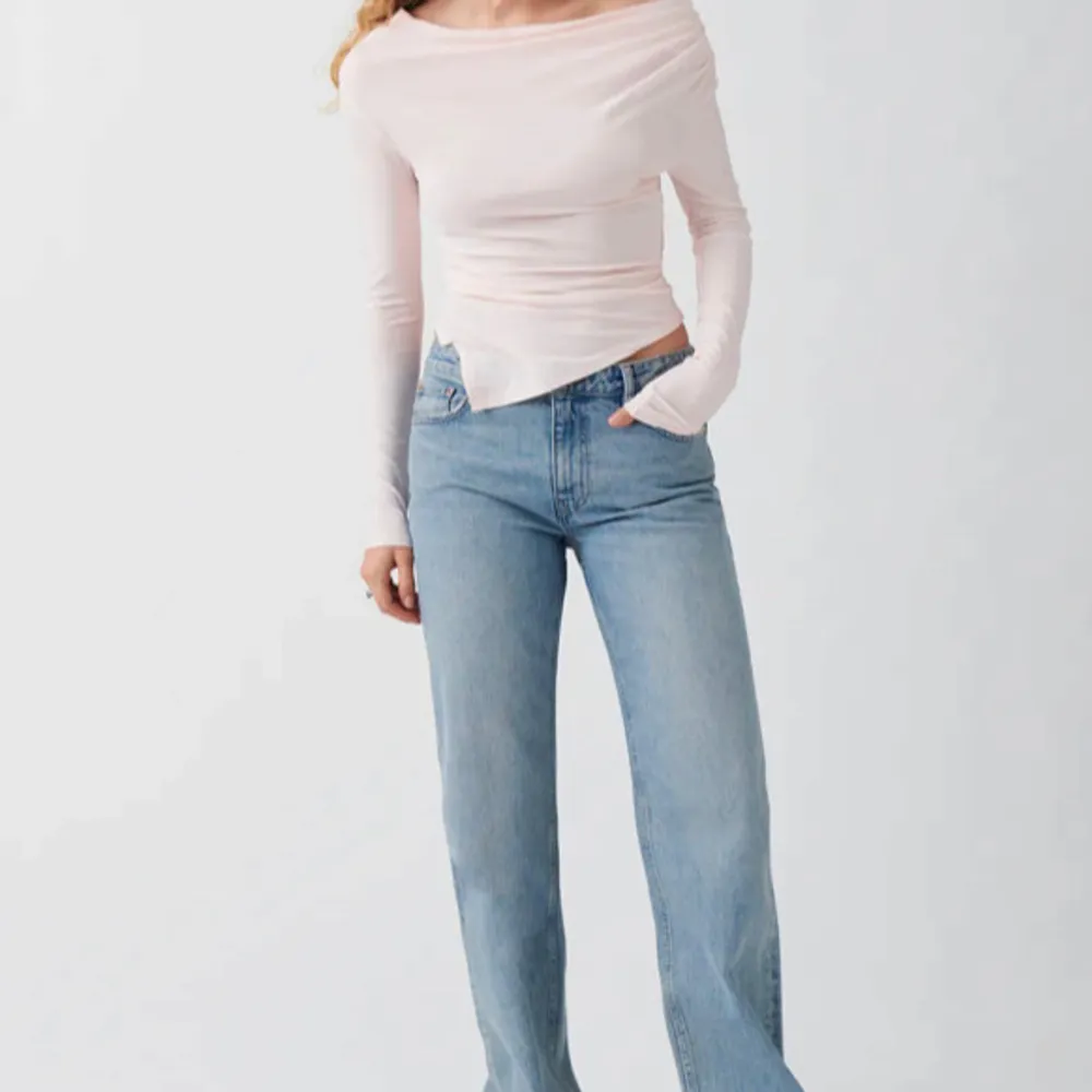 Ett par basic low straight jeans från gina💕 (första bilden är lånad). Jeans & Byxor.