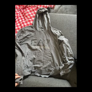 Emperio Armani EA7 Hoodie S - Säljer en Grå EA7 Emperio Armani Hoodie Storlek S Bra skick