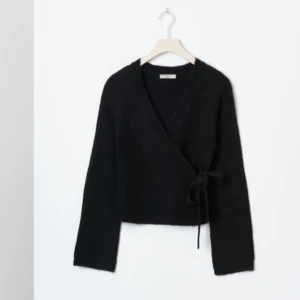 Gina omlott kofta - Säljer denna jättefina och populära tröja från Gina Tricot som är HELT slutsåld🥰 säljer pågrund av att den inte kommer till användning. Använd runt 2 gånger❤️