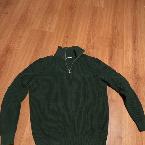 Half zip Zara  - Grön half zip från Zara i bra skick, inga defekter. Säljer då den inte kommer till användning, storlek medium. Hör av dig vid frågor eller funderingar! Pris går att diskutera!