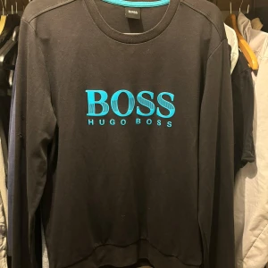 Boss Sweatshirt M - Svart Boss Sweatshirt med blått tryck. Storlek M Mycket fin