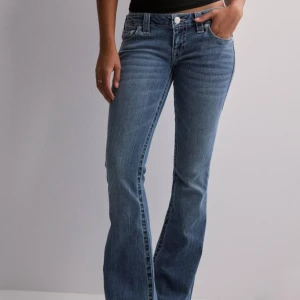 Jeans - Lågmidjade jeans från true religion, säljer så jag har många liknade. Använda fåtal gånger så i nyskick