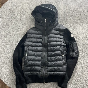 Moncler cardigan - En fin moncler cardigan storlek s köpt förra sommaren för 3000 säljer för 2000 eftersom den bara är använd 5 gånger fint skick och skön hör av er vid funderingar eller frågor kring den👍😁.