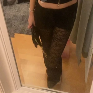 Spetsbyxor - Säljer ett par så snygga trendiga spetsbyxor!! Storlek M men skulle säga att de är små i storleken så passar S. Super fint skick💕💕 tryck på KÖP. Från weekday