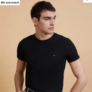 T-shirt - Svart hilfiger tröja Oanvänd  Bilderna är tagna men skriv i pm om du vill ha fler🙂