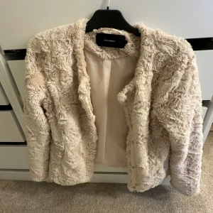 pälsjacka - jättefin pälsjacka ifrån vero moda❣️ strl M men sitter mer som S. säljer pga att den är för liten annars älskar jag den verkligen!!!