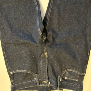 Mörkblå jeans - Säljer ett par snygga mörkblå jeans i klassisk stil. De har en rak passform och är tillverkade i slitstarkt denim. Perfekta för både vardag och fest! 🕺