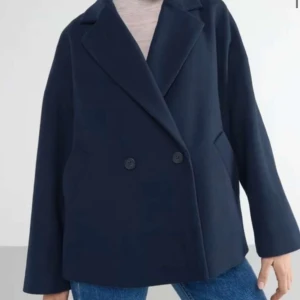 Kappa Lindex - Marinblå kort kappa från Lindex. Väldigt fint skick, storlek XS. Nypris 999kr. Egna bilder kommer. 