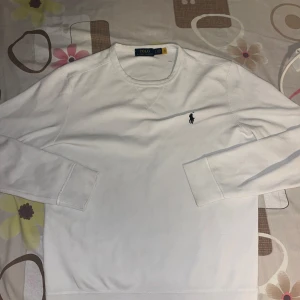 Ralph Lauren Sweatshirt. - Fint Ralph Lauren sweatshirt. Säljer för den passar inte min stil. Skick 8/10