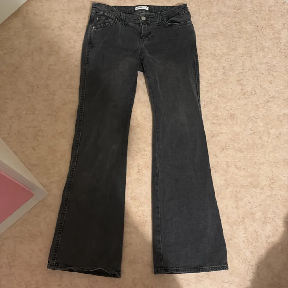 Säljer mina grå low waist bootcut jeans från Gina då jag växt ur dom. Fickor med knapp bak. Skicket är jättebra och original pris ligger på 500kr. Storlek 38 som passar mig som har xs-m. Jeans & Byxor.