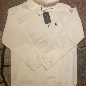 Polo Ralph lauren hoodie - Polo Ralph lauren hoodie till salu. Helt ny har prislappen kvar. Storlek S fast passar även storlek Xs. Tveka inte att skriva vid frågor 🤩