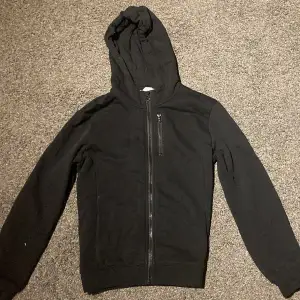 Säljer denna zip up Hoodie från H&M, storlek 158-164. Den är i utmärkt skick aldrig använd. 