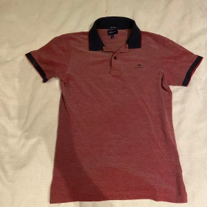 Gant Piké - Riktigt silig GANT piké i pima cotton. Perfekt att golfa i och ha vid tillfälle då T-ahirt är för nedklätt