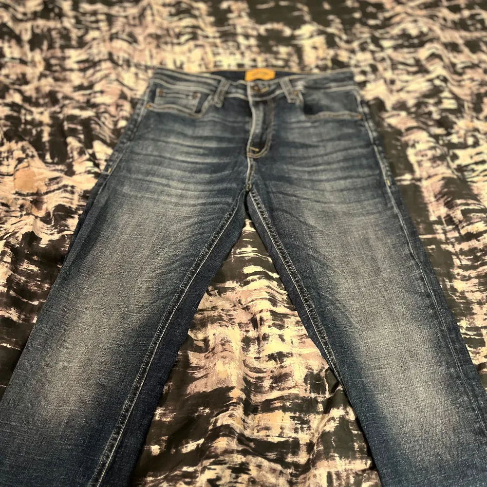 Jag säljer ett par riktigt feta blåa Jack & Jones jeans. Riktigt Bra skick, inga defekter. De har en snygg Sten tvätt. Storlek 29/32. Tveka inte på att höra av er vid fler frågor. . Jeans & Byxor.