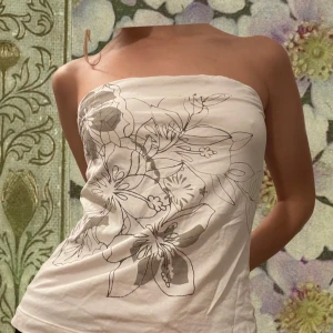 Off shoulder top  - Vit jättegullig off shoulder top med fint blommigt mönster på🫶💕