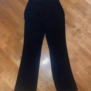 Svarta kostymen byxor  - Svarta kostymen byxor från H&M