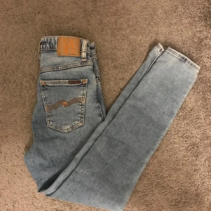Nudie Jeans - Säljer nu dessa snygga nudie jeans i slim fit, dem är i ett bra skick och jag kan sänka priset vid snabbaffär.