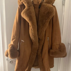 Vinter kappa  - Jätte fin och varm kappa med päls som funkar både till höst och vinter