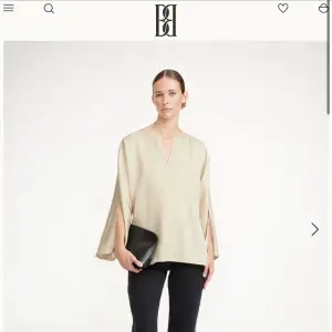 Helt ny (med prislapp) topp/blus från By Malene Birger. Modellen heter Calias tunic-style blouse.  Storlek 34 men oversize och stor så passar mig som brukar ha 36.  Nypris: 2500kr.  Skriv för fler bilder💕