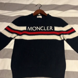 Moncler tröja - Hej!, jag säljer en Moncler som är perfekt inför höst och vintern. Inga defekter ingenting! 10/10 skick passar 14-12 i storlek. Prisen kan diskuteras👍Nypris 4200 köptes i Italien