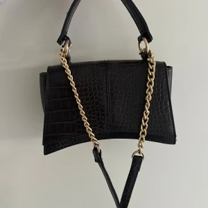 Väska  - Väska från primark, använd fåtal gånger. Brun