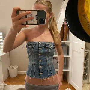 Zara jeans topp - Säljer denna Zara jeans topp köpt förra sommaren men bara använd en gång 