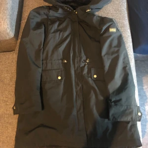 Barbour jacka  - I väldigt fint skick använd bara nån enstaka gång  I storlek L 