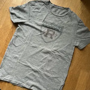 Ralph lauren t shirt i storlek M- S. Skick 8/10 . Pris 199 kr