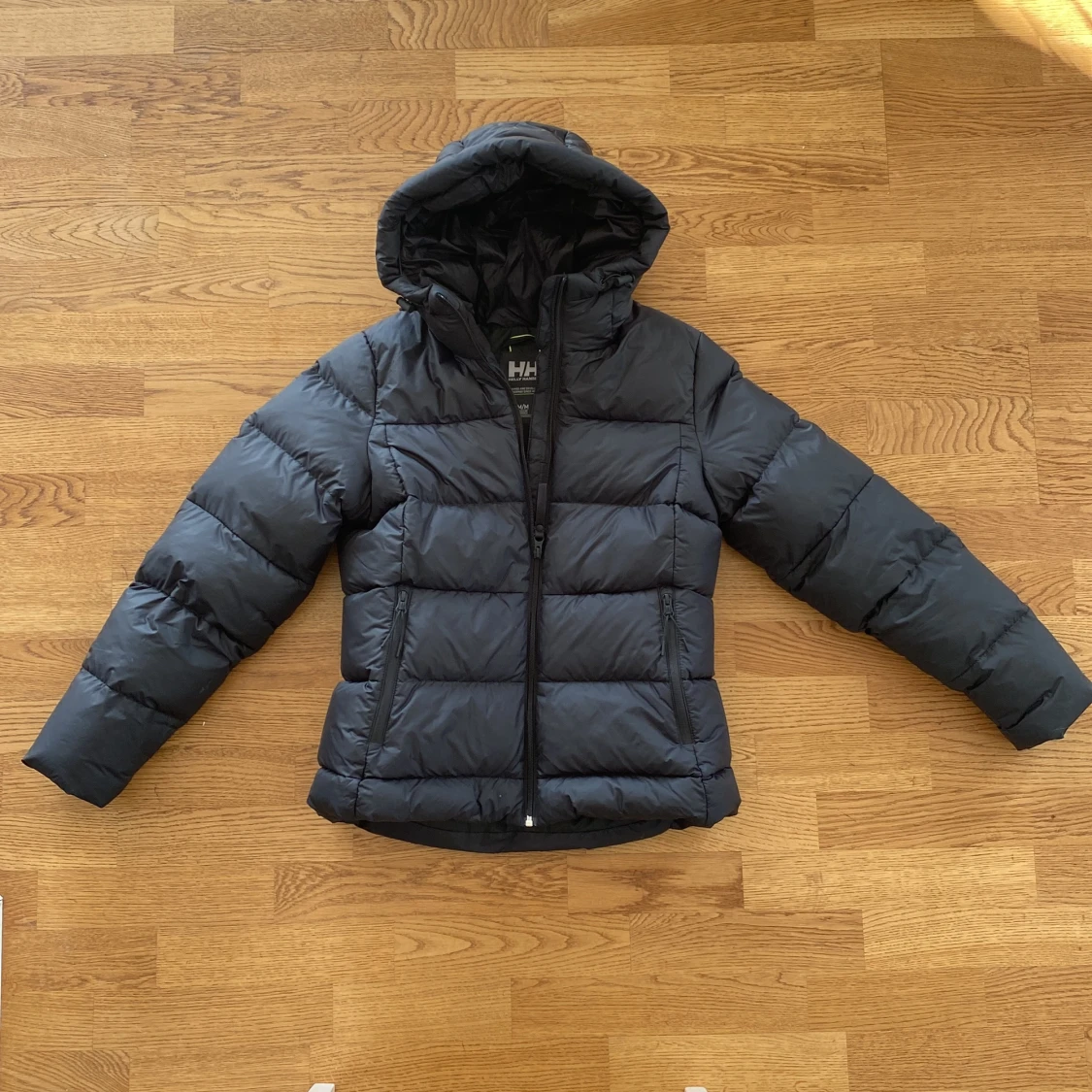 Marinblå dunjacka från Helly Hansen