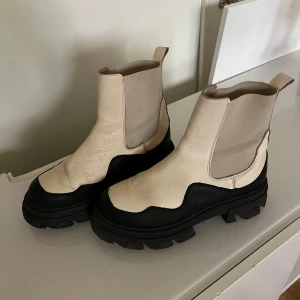 Steve Madden Chelsea boots 40 - Steve Madden strl 40. Chelsea boots modell Merilyn.  Knappt använda, passade inte mina fötter. Nypris 1600kr