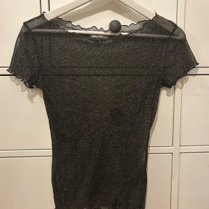 Fest tröja - Säljer denna tröja eftersom jag inte använder den. Den är i storlek xs men passar xs-m är väldigt stretching 