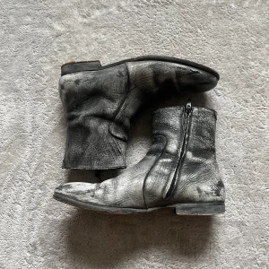 Margiela x HM boots  - INTRESSEKOLL! ett par margiela x HM boots painted zipper boots. Skorna har en låg klack och är i storlek herr 43. Skriv vid intresse eller frågor då jag kan tänka mig sälja de för rätt pris! Se bild 3