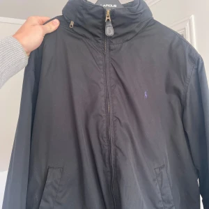 Ralph Lauren Field Jacket - Säljer nu min super fina Ralph Lauren jacka som är köpt i New York. Jackan är självklart äkta. Skicket är 9/10. Nypris 3699kr Hör av er vid frågor.