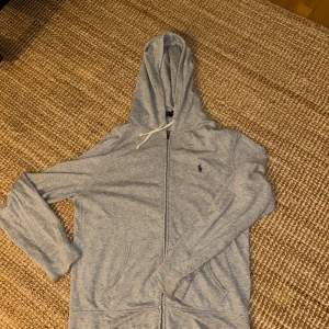 Ralph lauren zipp - Hej! Säljer nu denna fina Raffe zipp hoddien i fint skick. Byten är av intresse också
