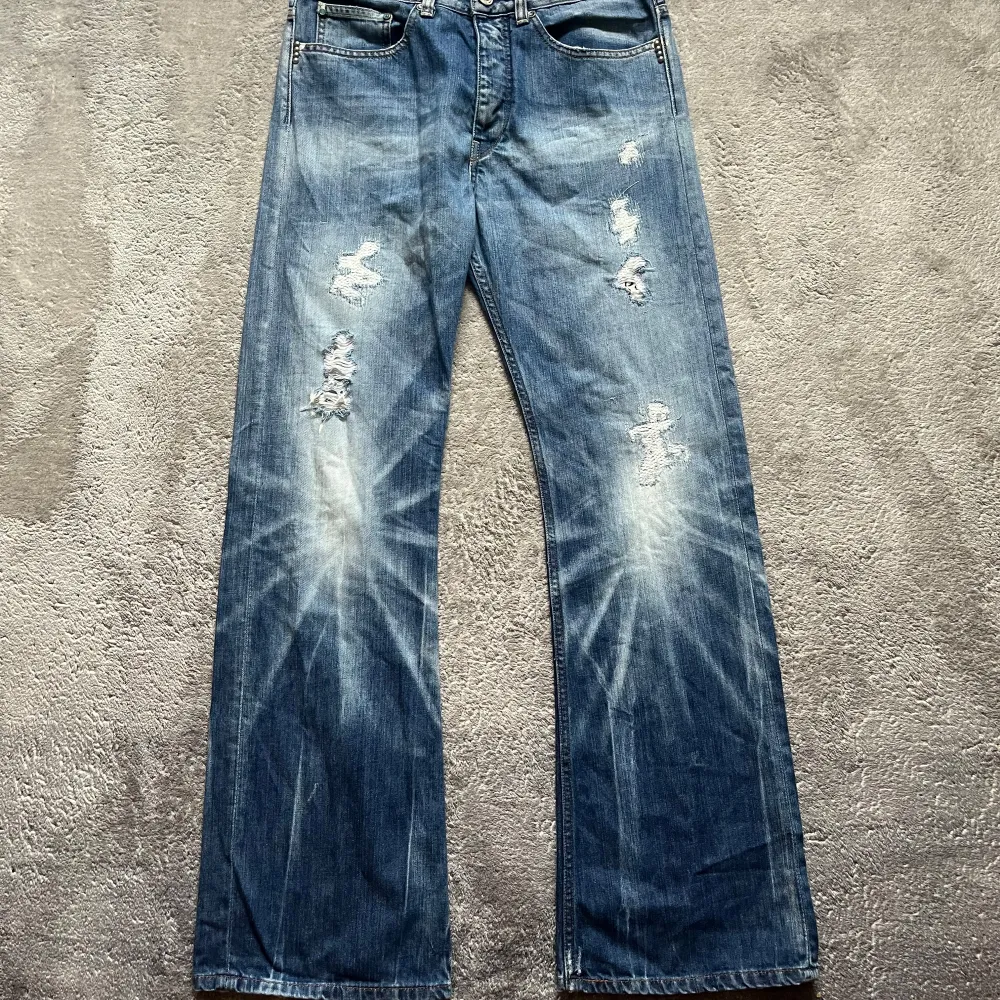  ett par blå replay jeans med sköna slitningar och en vintage look. De har en flared passform och är perfekta egentligen säljer eftersom de är för långa på mig. De är i ett mjukt denimtyg. Skriv vid frågor svarar så snabbt jag kan 🙂. Jeans & Byxor.