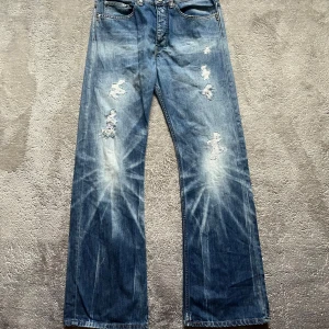 Blå Replay jeans med slitningar  -  ett par blå replay jeans med sköna slitningar och en vintage look. De har en flared passform och är perfekta egentligen säljer eftersom de är för långa på mig. De är i ett mjukt denimtyg. Skriv vid frågor svarar så snabbt jag kan 🙂