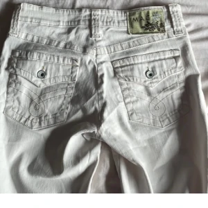 Vita jeans  - Jätte fina jeans med fina backfickor. Från märket MAC. Står ingen storlek men skulle uppskatta till någon som har XS-S, och är runt 160 cm lång☺️