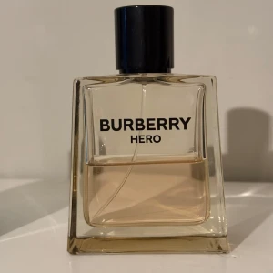 Burberry Hero parfym 100ml - Det är ca 50ml kvar, säljs för jag har för mycket parfymer 