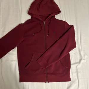 Polo Ralph lauren - Säljer nu min polo zip för den inte används. Den är S och är i bra skick utom en liten strits skada på baksidan. 