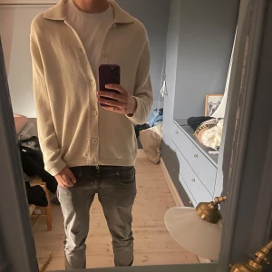 Cos fleece - Säljer min cos fleece eftersom jag tröttna på den ganska snabbt .och den är knappt använd. Ny pris 800 men säljer den för 149, men kan diskutera priset. Storleken är S men den sitter bra på M också