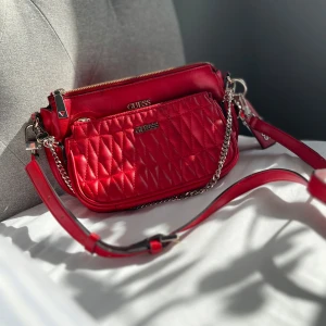 Guess väska - Säljer min Guess väska som är ganska använd men fortfarande fin! ❤️ Mitt pris 200kr