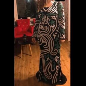 klänning - En vacker  klänning i fina färger som jag säljer åt mig mamma, nypris ligger på 7000kr Mitt pris 2000 Vid frågor och annat till exempel fler bilder, tveka inte om att skriva!! OBS priset är inte hugget i sten